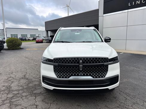 New 2026 Lincoln Navigator Reserve AWD/4WD image 2