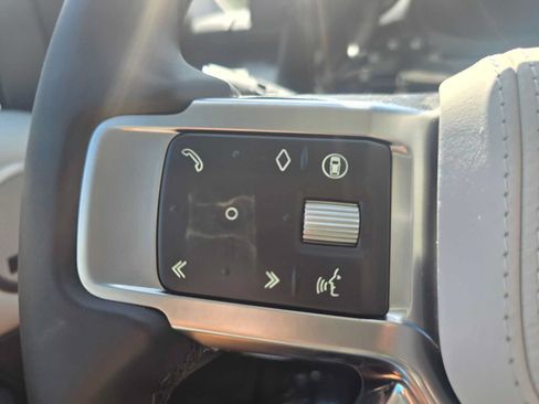 Used 2025 Land Rover Discovery Metropolitan Edition AWD/4WD image 35