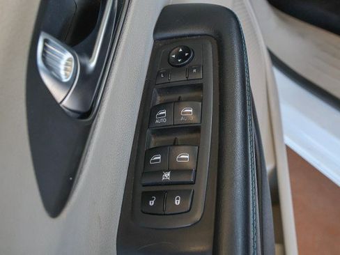 Used 2021 Chrysler Pacifica Touring-L FWD image 28