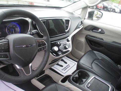Used 2023 Chrysler Pacifica Touring-L FWD image 25