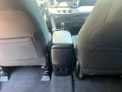 Used 2017 Toyota RAV4 LE AWD/4WD image 32