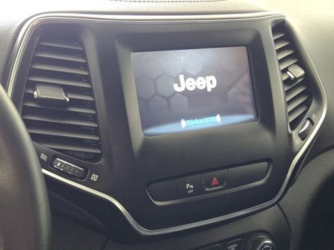 Used 2019 Jeep Cherokee Latitude Plus w/ Comfort/Convenience Group AWD/4WD image 25