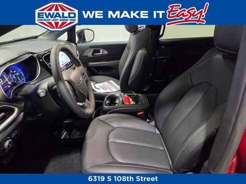 New 2026 Chrysler Pacifica Select image 8