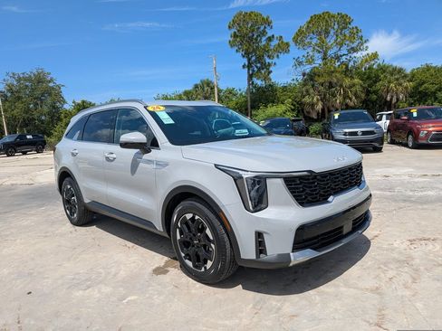 Certified 2024 Kia Sorento S FWD image 2
