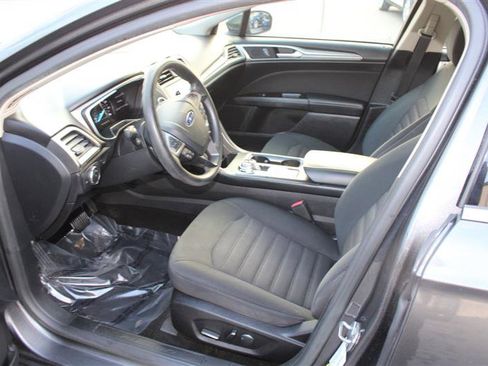 Used 2017 Ford Fusion SE w/ Fusion SE Technology Package image 8