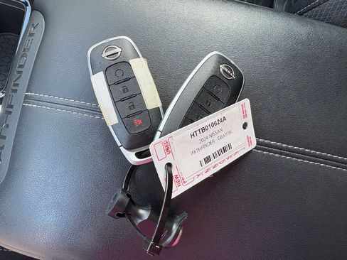 Used 2024 Nissan Pathfinder SV image 37