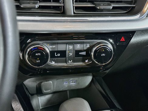 Used 2025 Chevrolet Trax LT w/ LT Convenience Package FWD image 23