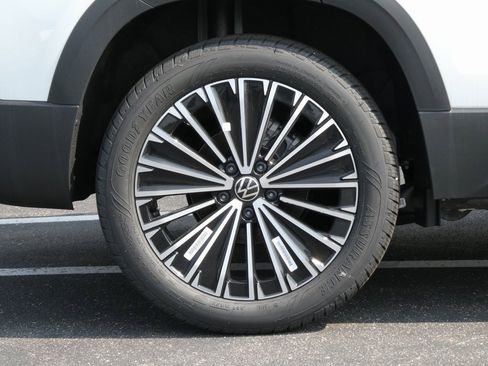 New 2025 Volkswagen Taos SE image 21