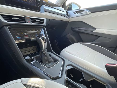 Certified 2025 Volkswagen Taos SE w/ Black Wheel Package image 30