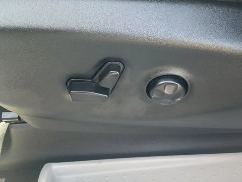 Used 2024 Chrysler Pacifica Touring-L FWD image 24