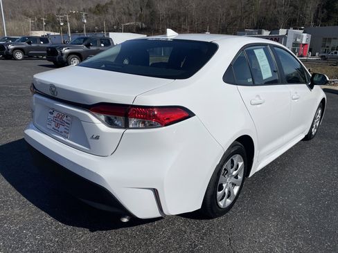 Used 2025 Toyota Corolla LE image 2