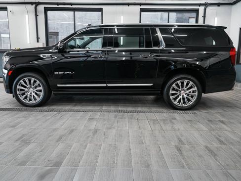 Used 2022 GMC Yukon XL Denali AWD/4WD image 3