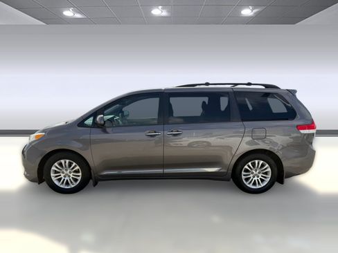 Used 2014 Toyota Sienna XLE FWD image 2
