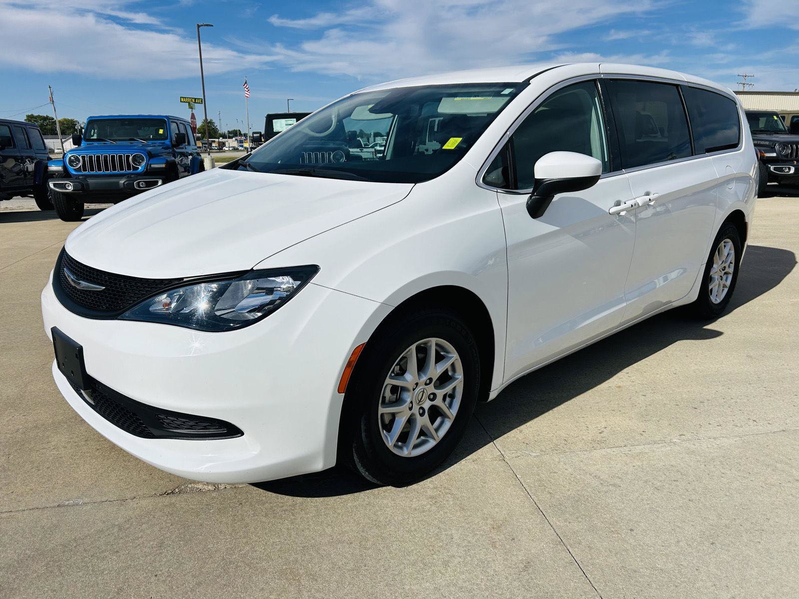 Used 2023 Chrysler Voyager LX FWD image 32