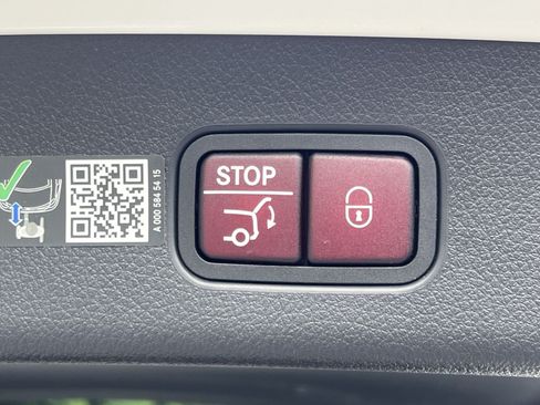 Used 2024 Mercedes-Benz GLC 300 4MATIC image 32