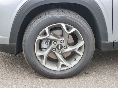 Used 2025 Chevrolet Trax LT w/ LT Convenience Package image 9