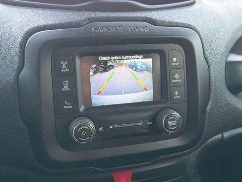 Used 2017 Jeep Renegade Latitude FWD image 9