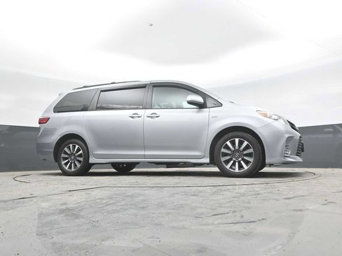 Used 2020 Toyota Sienna XLE w/ XLE Navigation Package AWD/4WD image 29