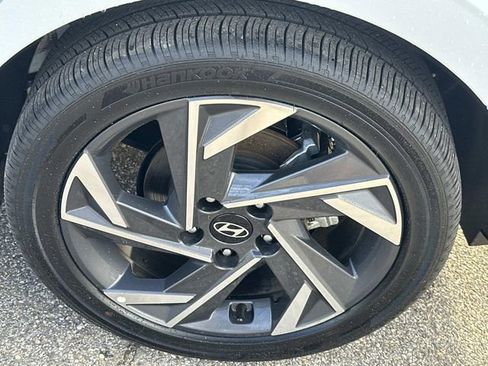 Used 2025 Hyundai Elantra SEL image 13