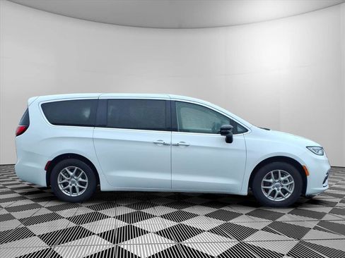 Used 2024 Chrysler Pacifica Touring-L image 8