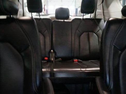 Used 2024 Chrysler Pacifica Touring-L image 57