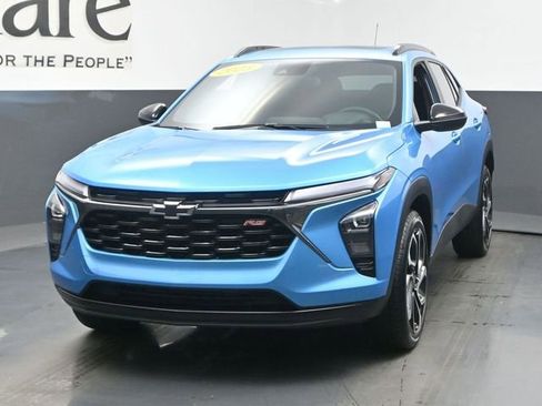 Used 2025 Chevrolet Trax RS w/ Sunroof Package FWD image 7