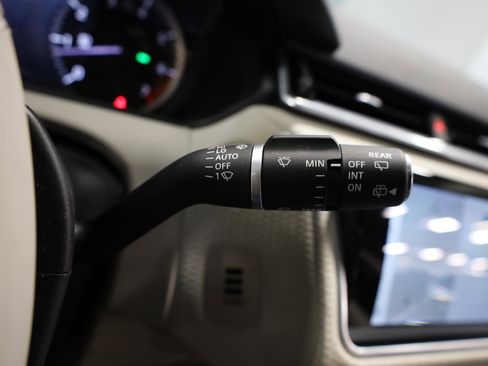 Used 2023 Land Rover Range Rover Velar R-Dynamic S image 23