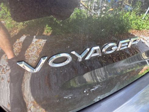 Used 2020 Chrysler Voyager LX FWD image 5