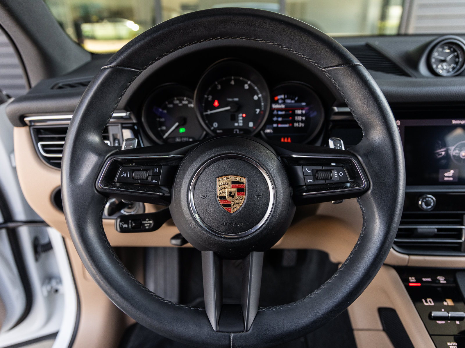 Certified 2024 Porsche Macan AWD/4WD image 31