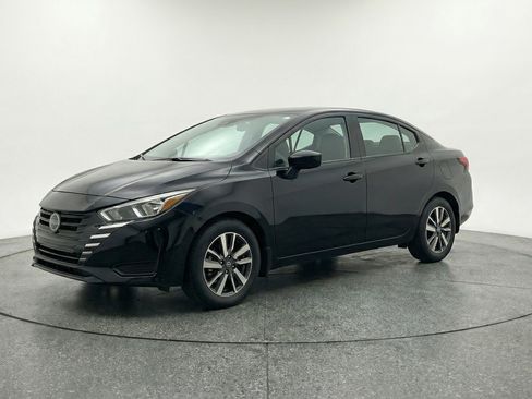 Used 2025 Nissan Versa SV image 3