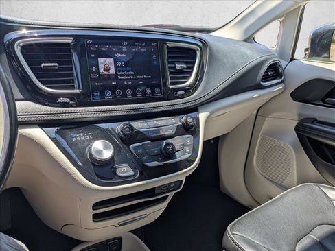 Used 2020 Chrysler Pacifica Limited FWD image 13
