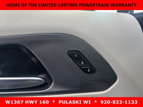 Used 2023 Chrysler Pacifica Touring-L FWD image 10