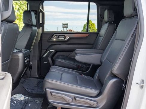 Used 2025 GMC Yukon XL Denali AWD/4WD image 8