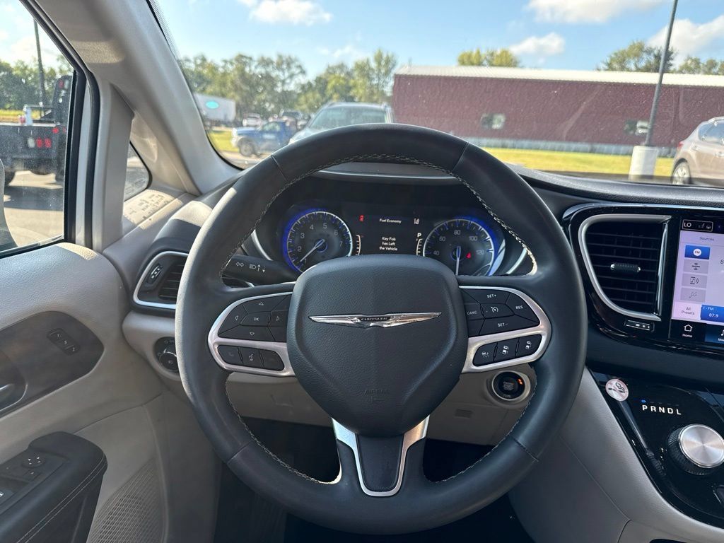 Used 2023 Chrysler Pacifica Touring-L FWD image 11
