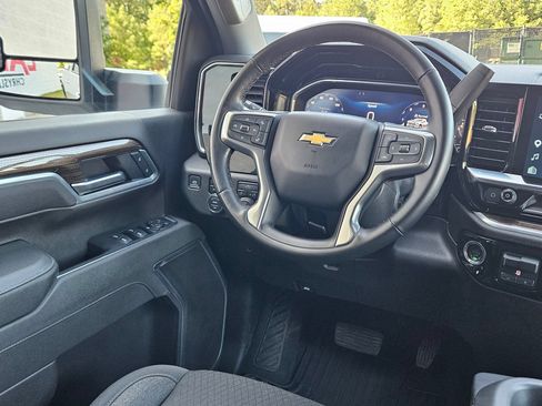 Used 2025 Chevrolet Silverado 2500 LT w/ Convenience Package AWD/4WD image 9