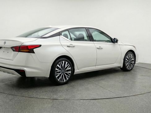 Used 2025 Nissan Altima 2.5 SV image 9