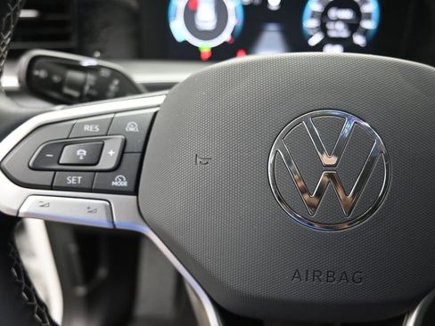 Certified 2025 Volkswagen Tiguan SE image 15