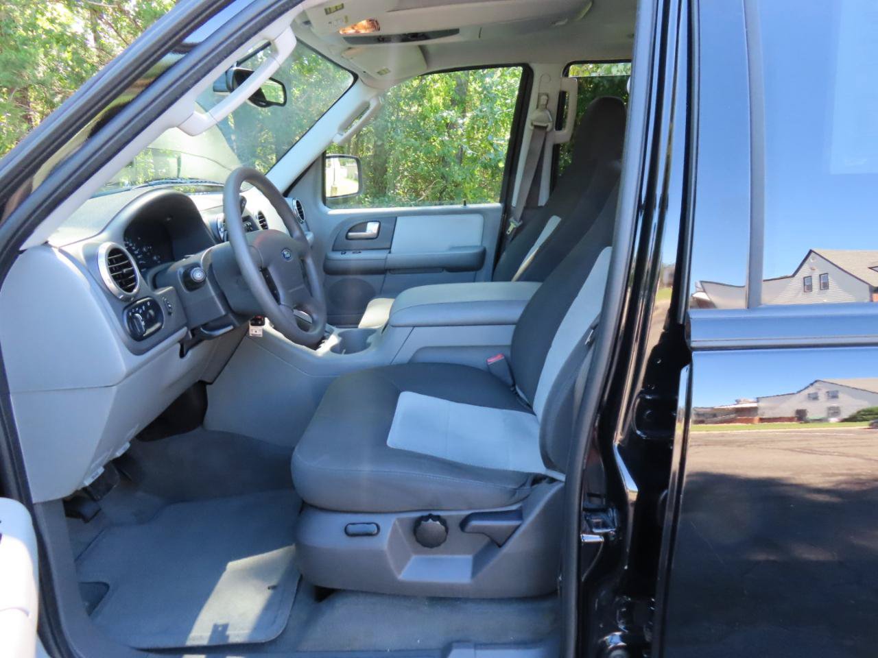Used 2004 Ford Expedition XLT AWD/4WD image 15