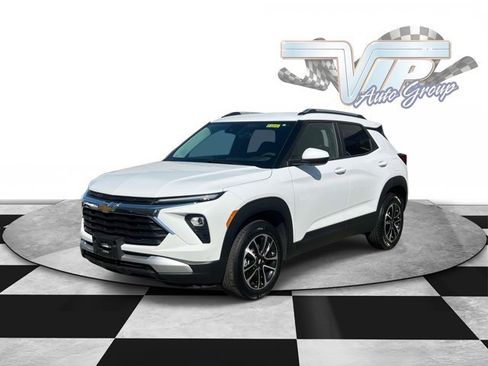 Used 2025 Chevrolet TrailBlazer LT AWD/4WD image 2