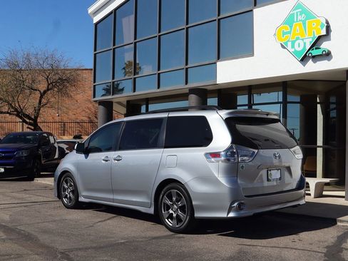 Used 2017 Toyota Sienna SE Premium image 9
