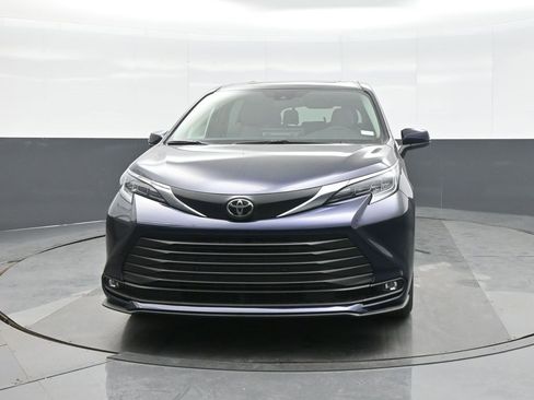 New 2026 Toyota Sienna XLE image 2