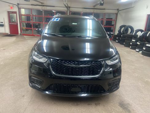 New 2026 Chrysler Pacifica Select image 2