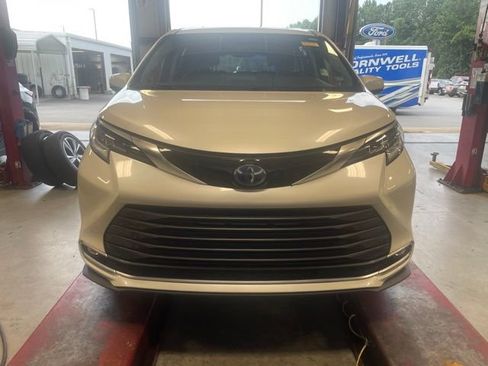Used 2021 Toyota Sienna Limited FWD image 1