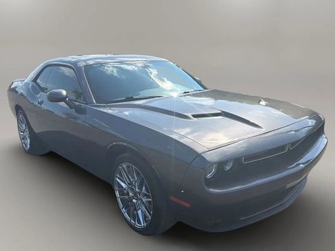 Used 2019 Dodge Challenger SXT RWD image 3