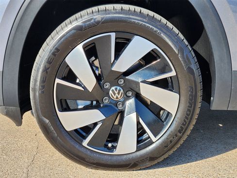 Used 2025 Volkswagen Atlas Cross Sport SE image 22