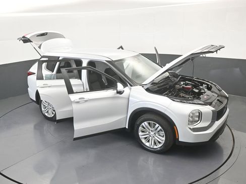 Used 2023 Mitsubishi Outlander ES image 70