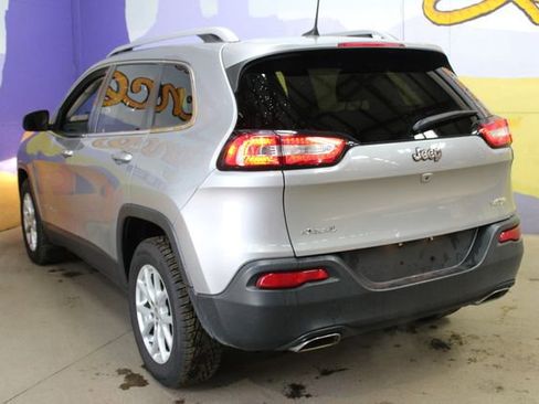 Used 2017 Jeep Cherokee Latitude w/ Cold Weather Group AWD/4WD image 6