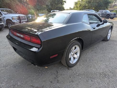 Used 2014 Dodge Challenger SXT RWD image 10