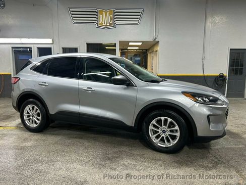 Used 2022 Ford Escape SE image 1
