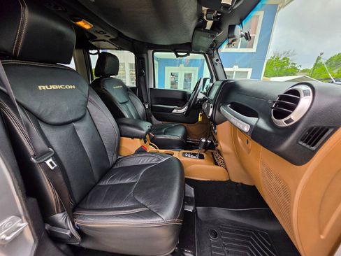 Used 2017 Jeep Wrangler Unlimited Rubicon w/ Connectivity Group AWD/4WD image 16